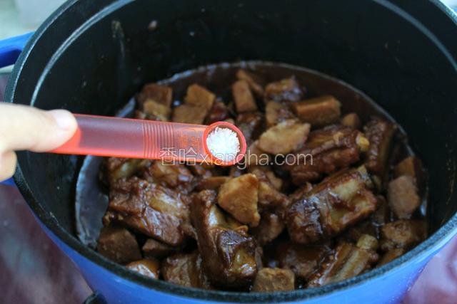 待食材熟烂后调入少许盐