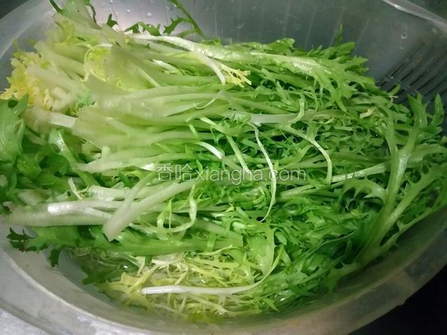 苦菊冲洗一下，盐水浸泡一会。