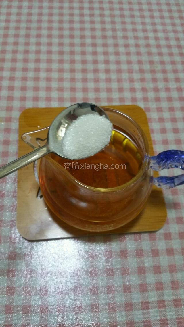放入白糖，用勺子搅拌，白糖的量可以根据个人口味添加。