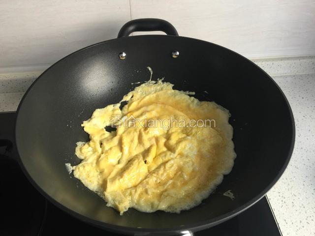 油锅烧热倒入打散的鸡蛋液炒熟，利用锅铲捣碎。