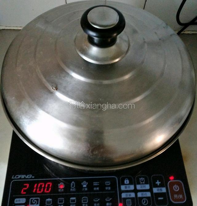 锅添水，放入馒头，中火蒸二十分钟，关火焖五分钟