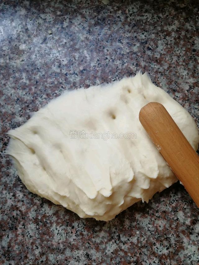 换个更暴力的方法， 用擀面杖敲打，反复做此动作
