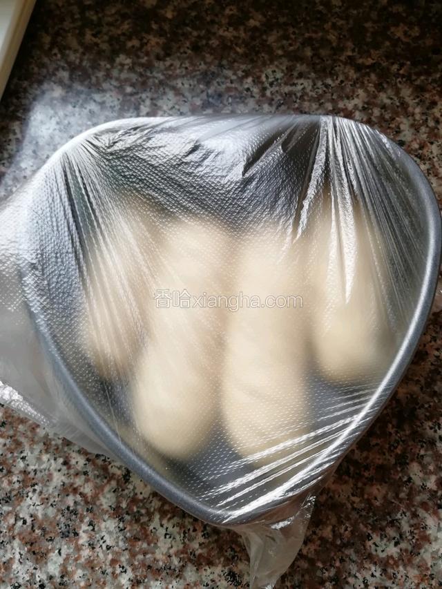 把面团揉成条形，放入心形模具中排好，再用保鲜装套好进行二次发酵至二倍大