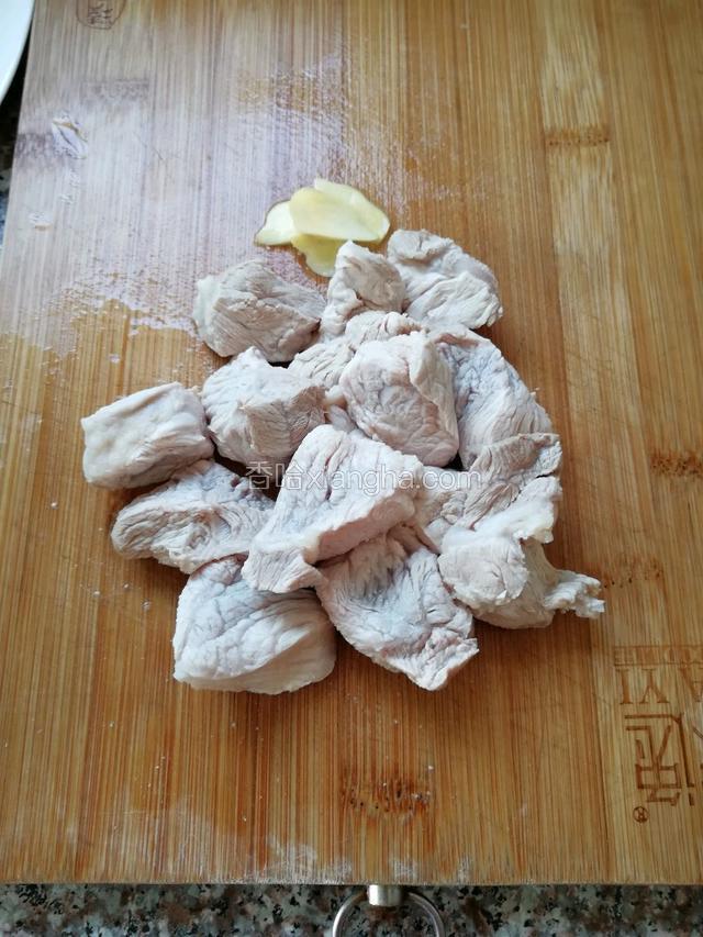 捞出掉过水的瘦肉洗净切成小块，姜切成片