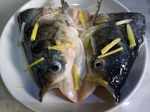 放姜，葱，料酒，盐腌制十五分钟。