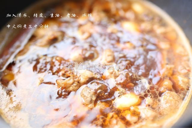 倒入五花肉（3cm麻将块），翻炒变色后倒入排骨，继续煸炒2分钟