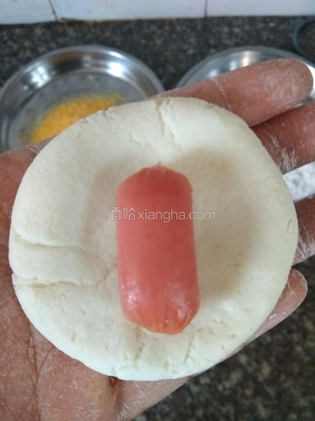 中间放入一个热狗