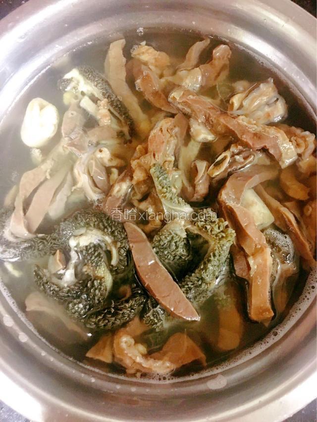 焯水后的羊杂备用