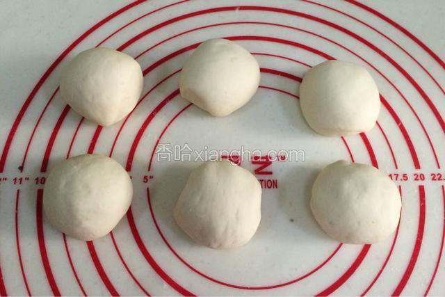 发好的面团取出排气，分成六等份，挨个滚圆。