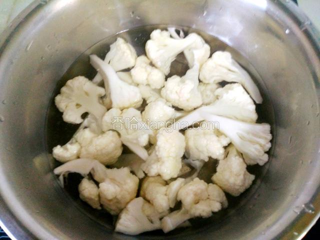 锅烧开水，放入菜花焯变色，捞出控干水份
