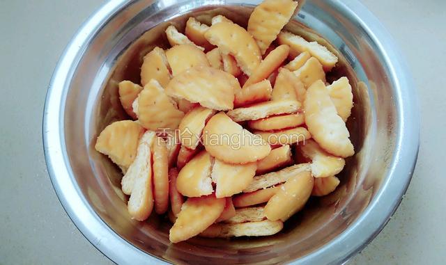 将饼干掰碎，为了做雪花酥，特意买的奇福饼干