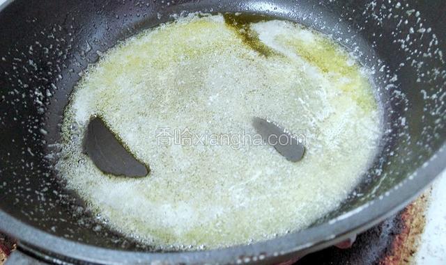 黄油放入不粘锅小火融化