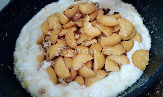 加入坚果和饼干快速拌匀