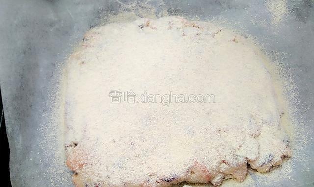 在雪花酥上面再筛入奶粉，晾凉