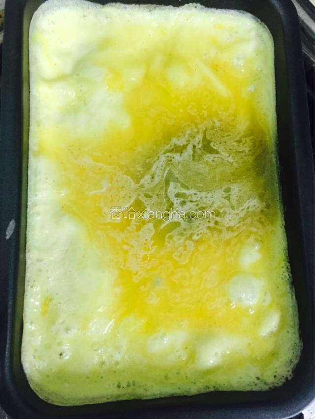 锅里倒油烧热，倒入三分之一蛋液，小火煎制
