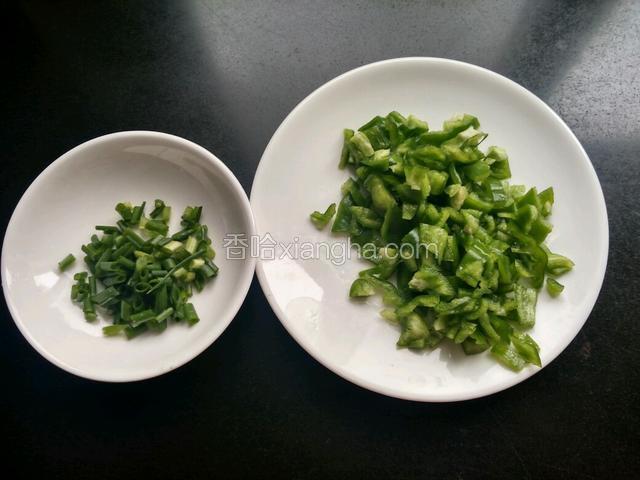 青椒，香葱切丁。