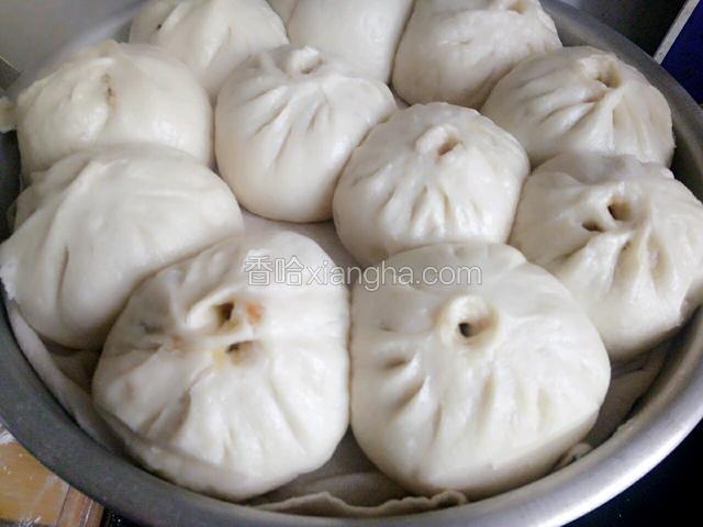 水烧开以后蒸二十分钟，时间到，不要关火，揭开盖子再蒸一分钟后关火，起锅
