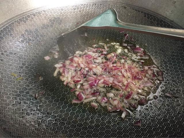 锅内入少量的油盐加入洋葱炒软
