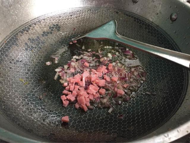 再放入火腿肠翻炒
