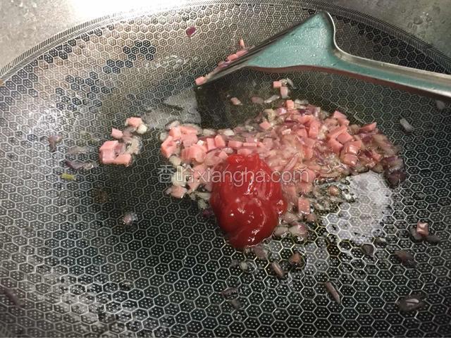 根据自己的口味加入适量的番茄酱放入少量的盐
