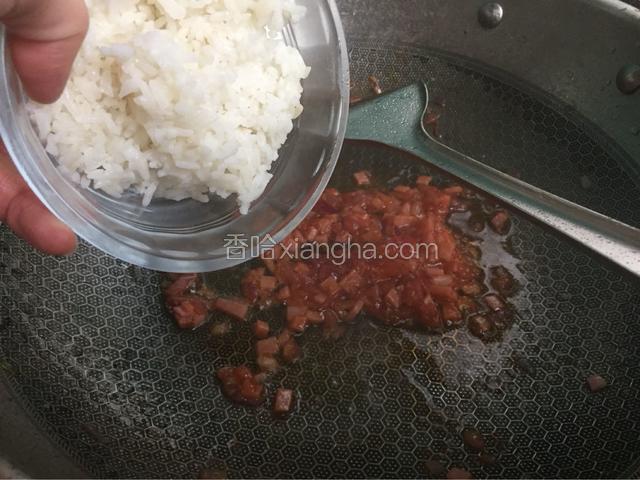 再倒入一碗米饭翻炒至均匀即可
