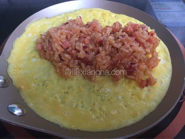 蛋液凝固至七分熟的时候加入米饭
