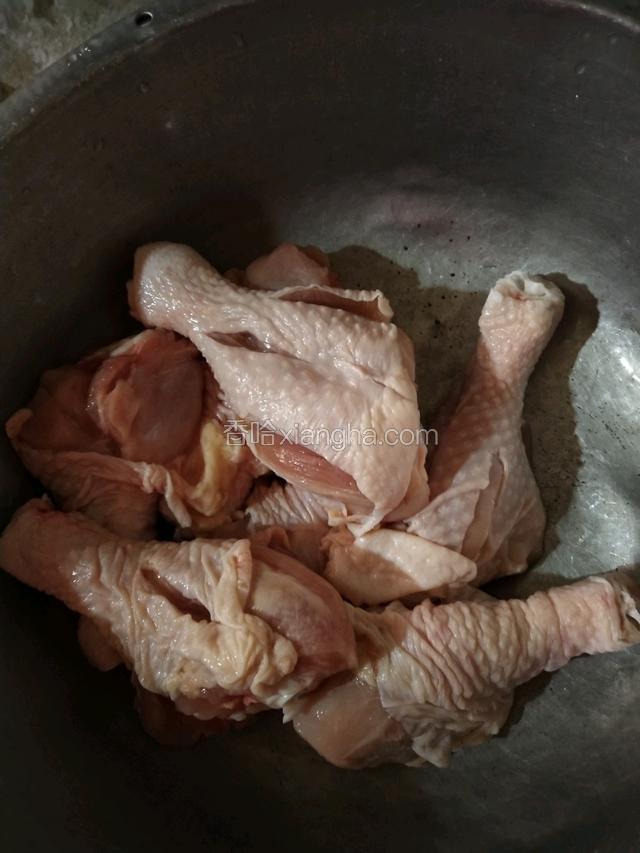 先把鸡腿用刀划开方便腌制入味