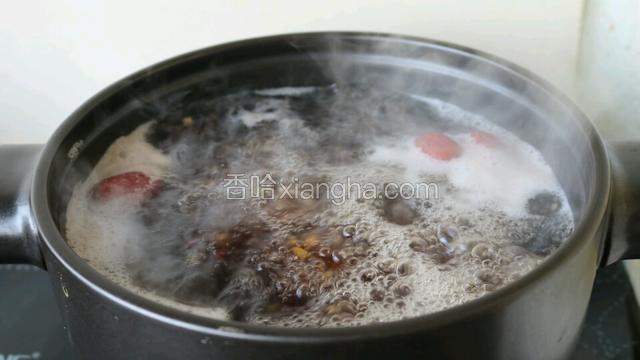 大火煮开 
煮20分钟左右，期间撇一下浮沫