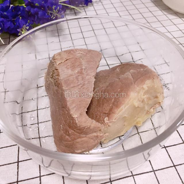 压熟捞出晾凉撕丝