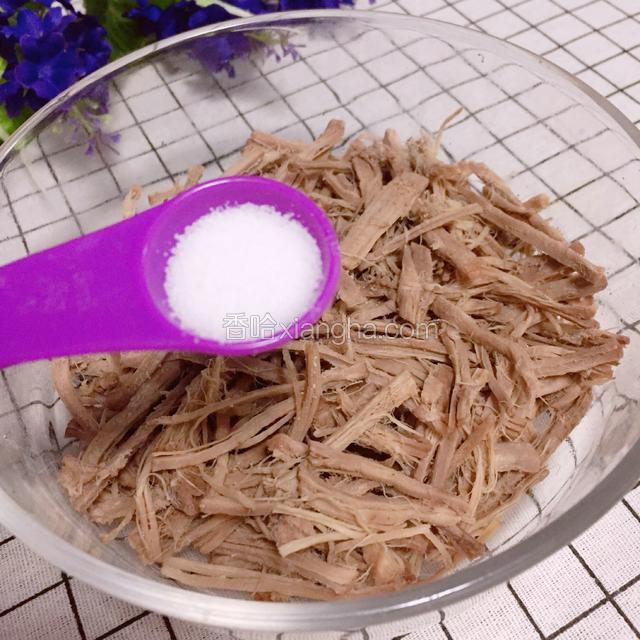 牛肉丝放入碗中加盐