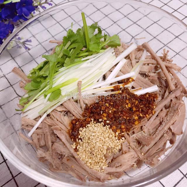 芝麻拌均匀即可