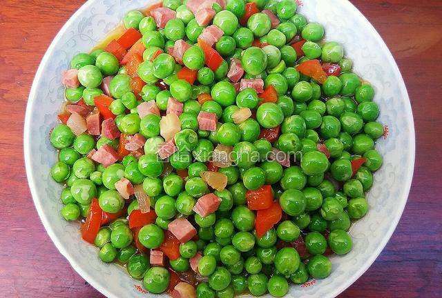 起锅后豌豆依然饱满，色泽翠绿。
