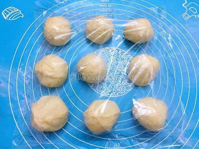 均匀地分成9份相同大小的面团，盖上保鲜膜醒发15分钟