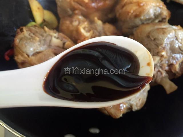 放入蚝油翻炒均匀