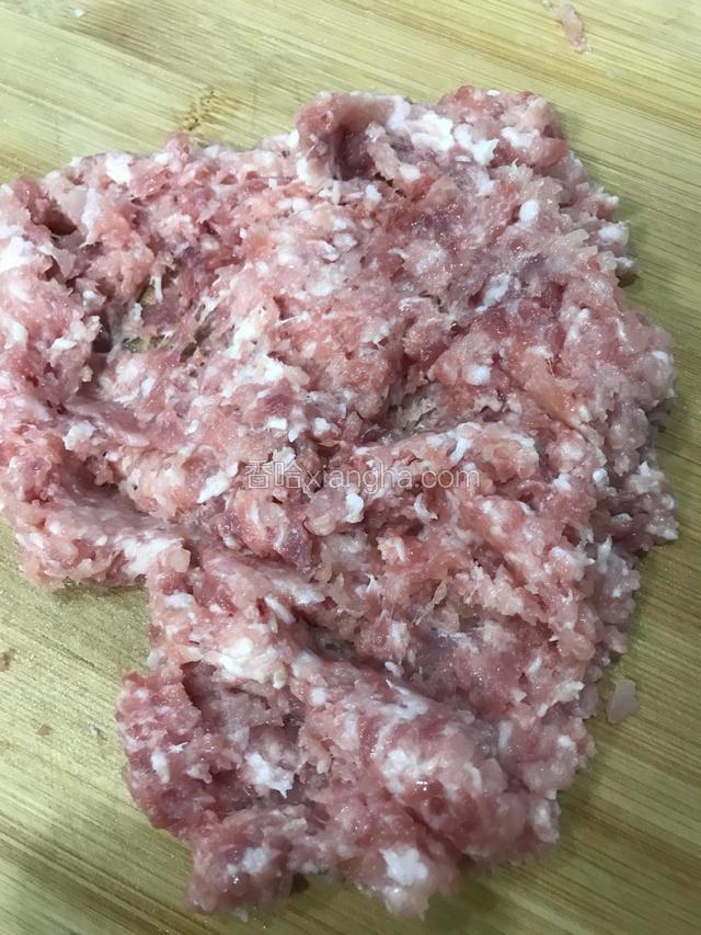 剁成细腻的肉末