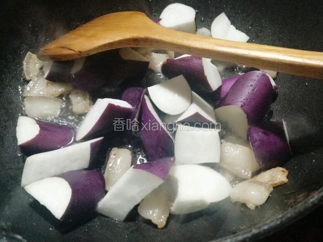 肥肉变成金黄色后就可以放入茄子翻炒