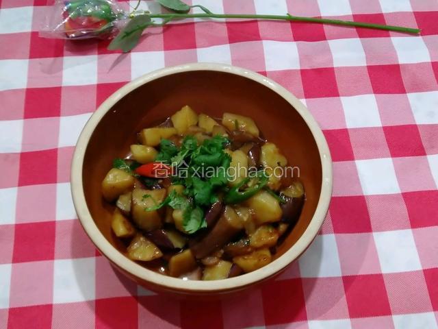 装盘放上点香菜
