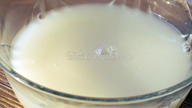 搅拌使酵母粉全部溶化