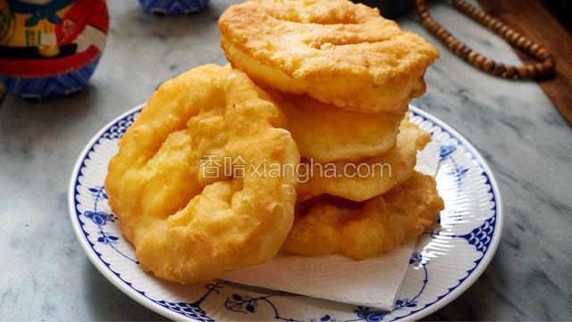 一道美味的老北京炸油饼就做好了，特别适合早餐搭配豆浆、牛奶食用