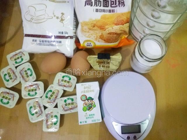 首先准备好原材料 看看壮观的黄油大军……
然后把除黄油外的全部食材放入面包机 启动和面程序（鸡蛋是普通的大小 重量大约是115克 再留少许蛋液 最后刷表面）