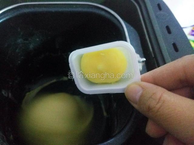 五分钟后 逐个放入软化的黄油  一个全部融合后 再放另一个 直到全部加完