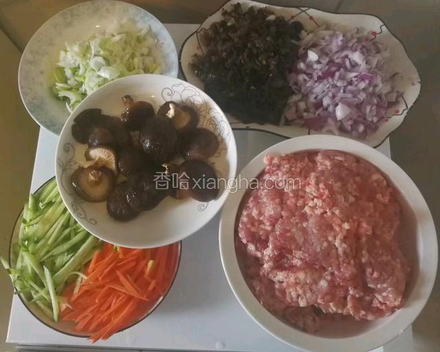 由于纯肉的炸酱大家已吃腻，今天给大家做一下加菜百吃不腻的炸酱。
首先把香菇用热水炒下去掉自身的泥腥气切小块，适量的木耳、洋葱，大葱切末备用。
