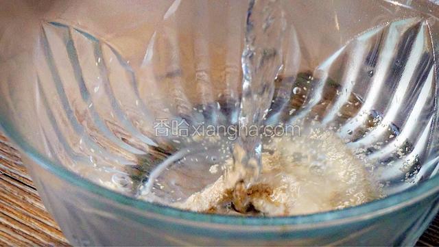 酵母粉用温水冲泡