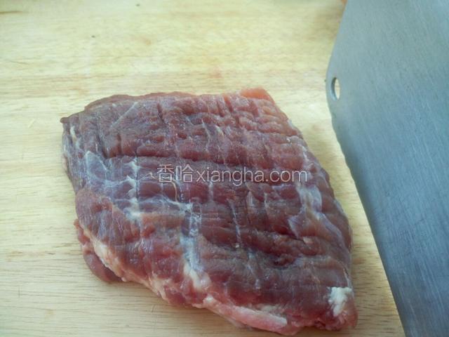 首先把牛肉用刀背拍松 当然有松肉锤就更好了 牛肉选的是牛里脊 比较嫩