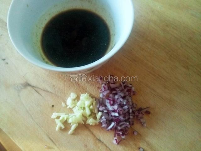 洋葱和大蒜切碎末 然后把一大勺蚝油 一大勺酱油 少许糖 黑胡椒 鸡精和适量红酒放入碗里搅拌均匀 备用