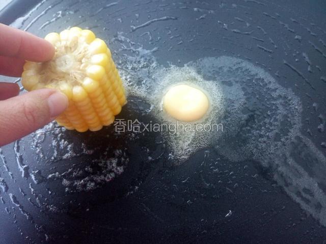 平底锅烧热 用玉米按着黄油擦锅 