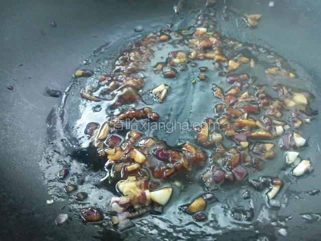 然后放入之前调好的酱汁 翻炒均匀后加少许水