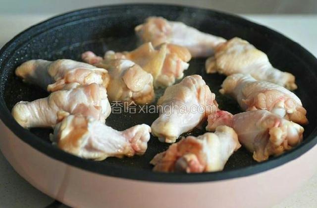 鸡小腿洗净，放入电饼称中，加入少许油，将鸡腿煎至表面金黄，然后将鸡腿盛出，锅内留油