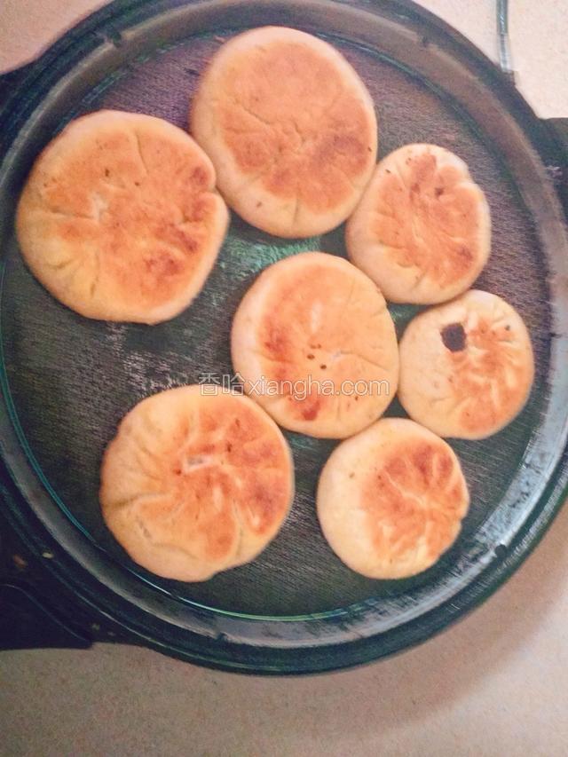 电饼档里放少许油，再将面胚放入，烙至两面金黄就可以出锅了，
