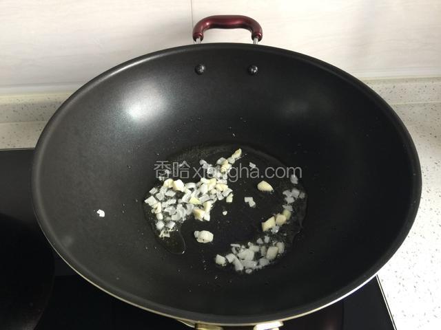 锅中倒油烧热，放入葱花，蒜粒炒香。